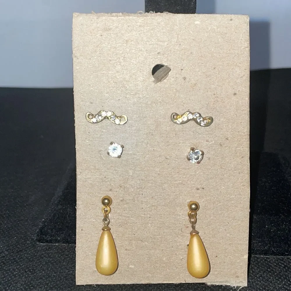 Three sets of earrings - Picture 2 of 5